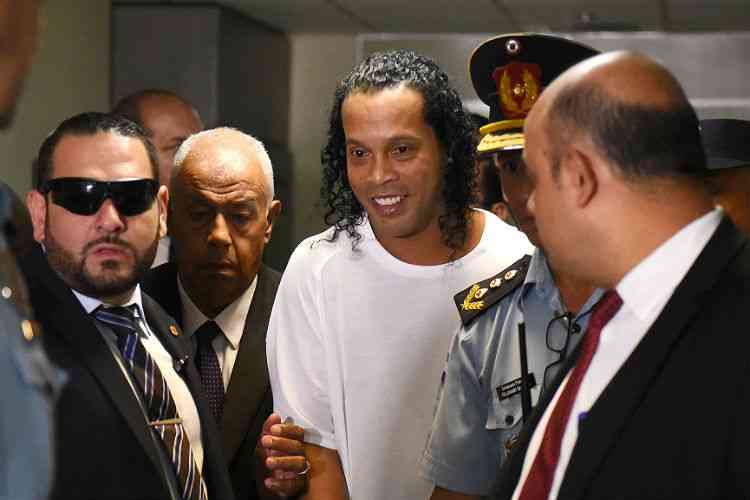 Defesa de Ronaldinho Gacho pede mudana para priso domiciliar no Paraguai